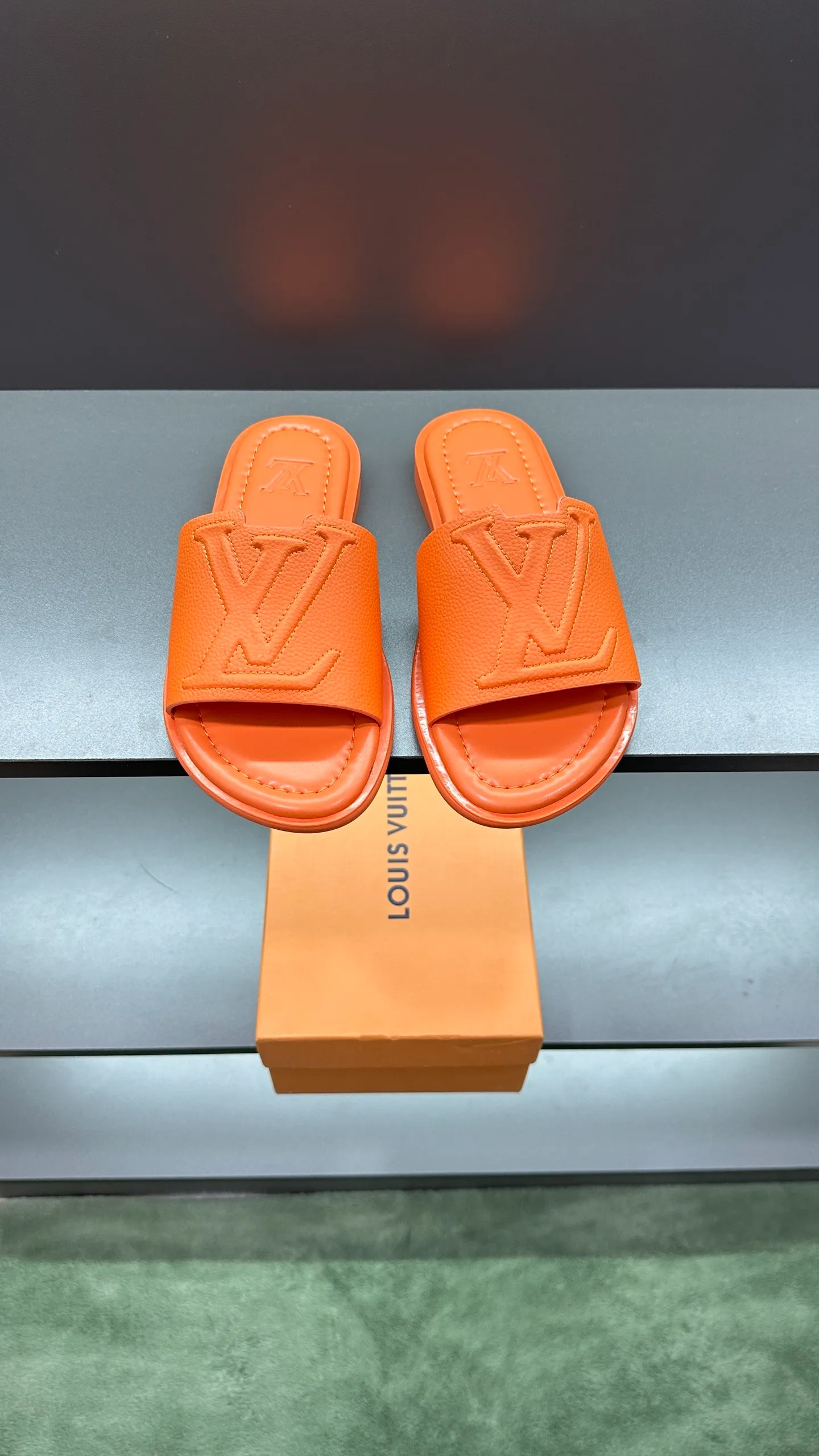 P280 🔍Top purchasing agent LV men's spring and summer slippers counter synchronized. The uppers are made of cowhide fabric imported from Italy, with logo graphics and high-quality craftsmanship. The soles are: original soles specially provided by the original factory. Exclusive molded soles are super comfortable. Original factory follow-up orders. 🔍🔍High quality. You can enter and exit the counter at will. Welcome to compare. Size 38-45